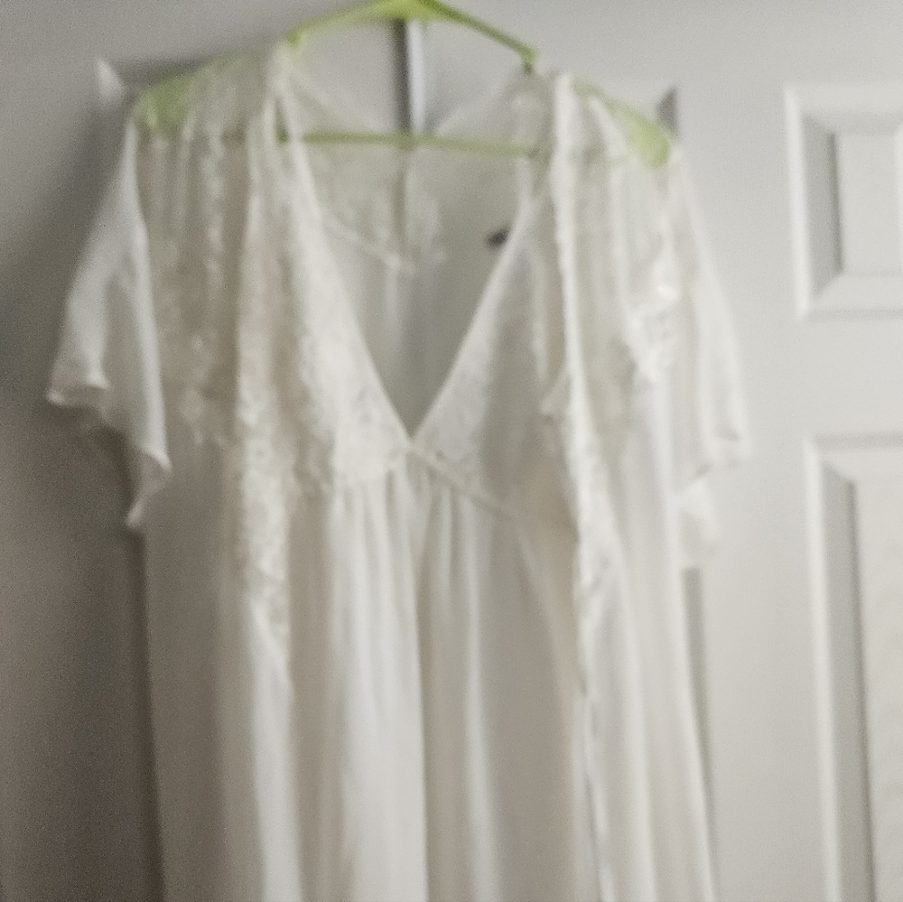 Women's Ivory Lace-Trim Nightgown & Robe Set